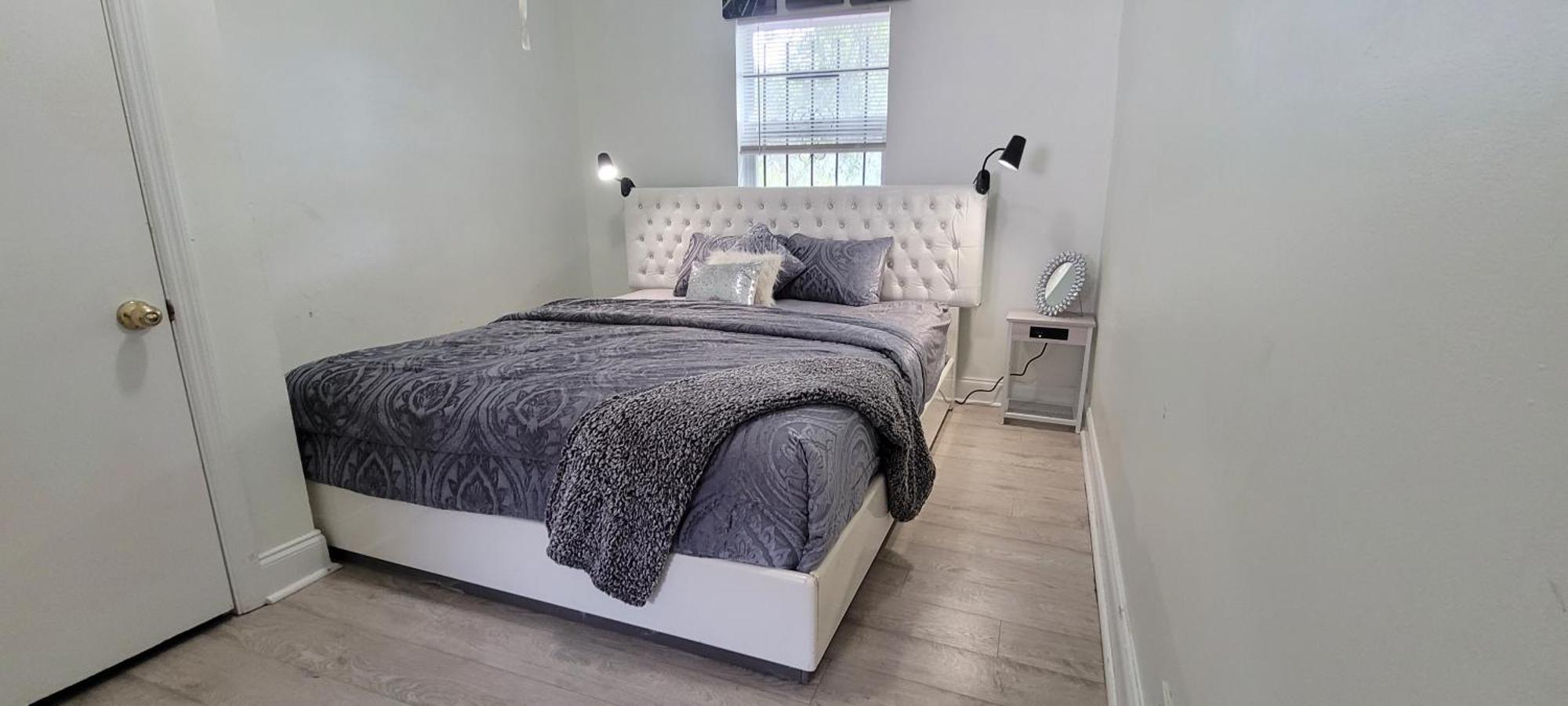 Large, Central, Lovely & Cozy 4bed/2bath - House By Everbank Stadium Holiday home *