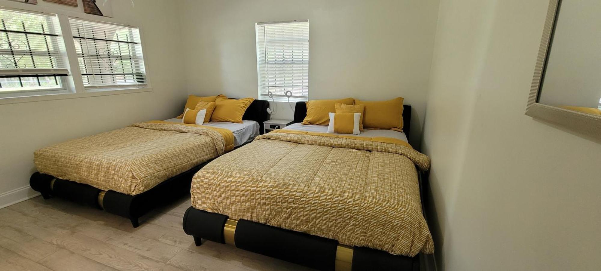 Large, Central, Lovely & Cozy 4bed/2bath - House By Everbank Stadium Holiday home