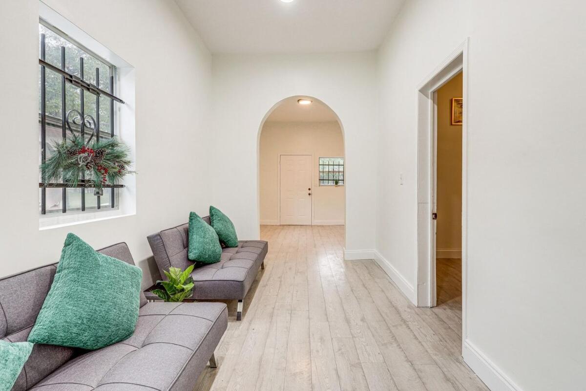 Large, Central, Lovely & Cozy 4bed/2bath - House By Everbank Stadium Holiday home *